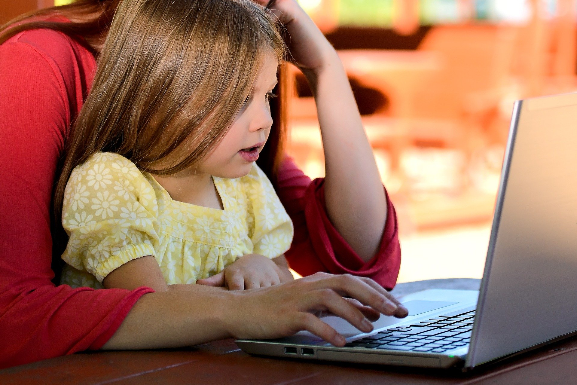 Enfant devant ordinateur pendant le confinement