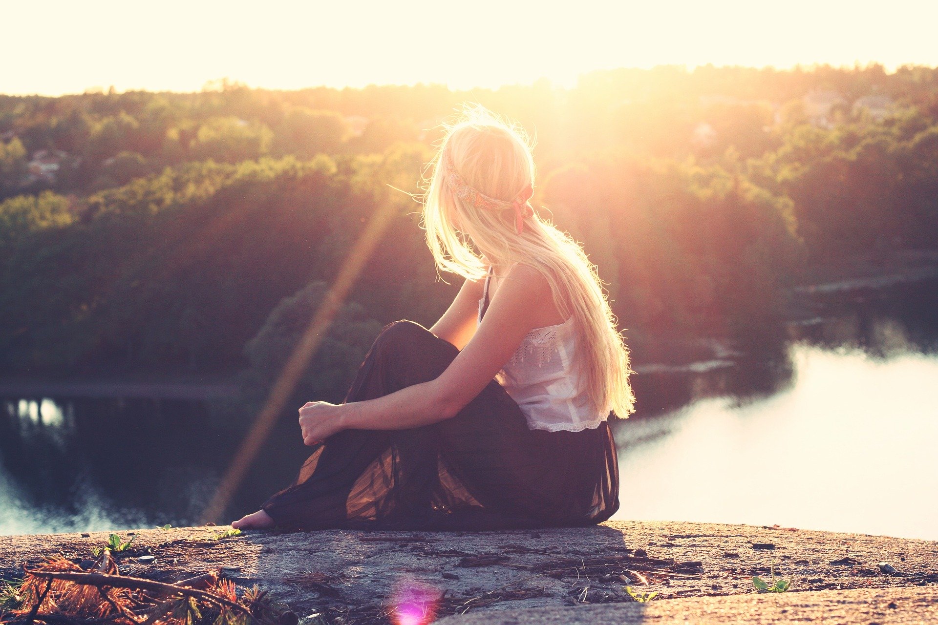 Photo femme regardant une riviere  Sortie du confinement, du changement dans l’air ?